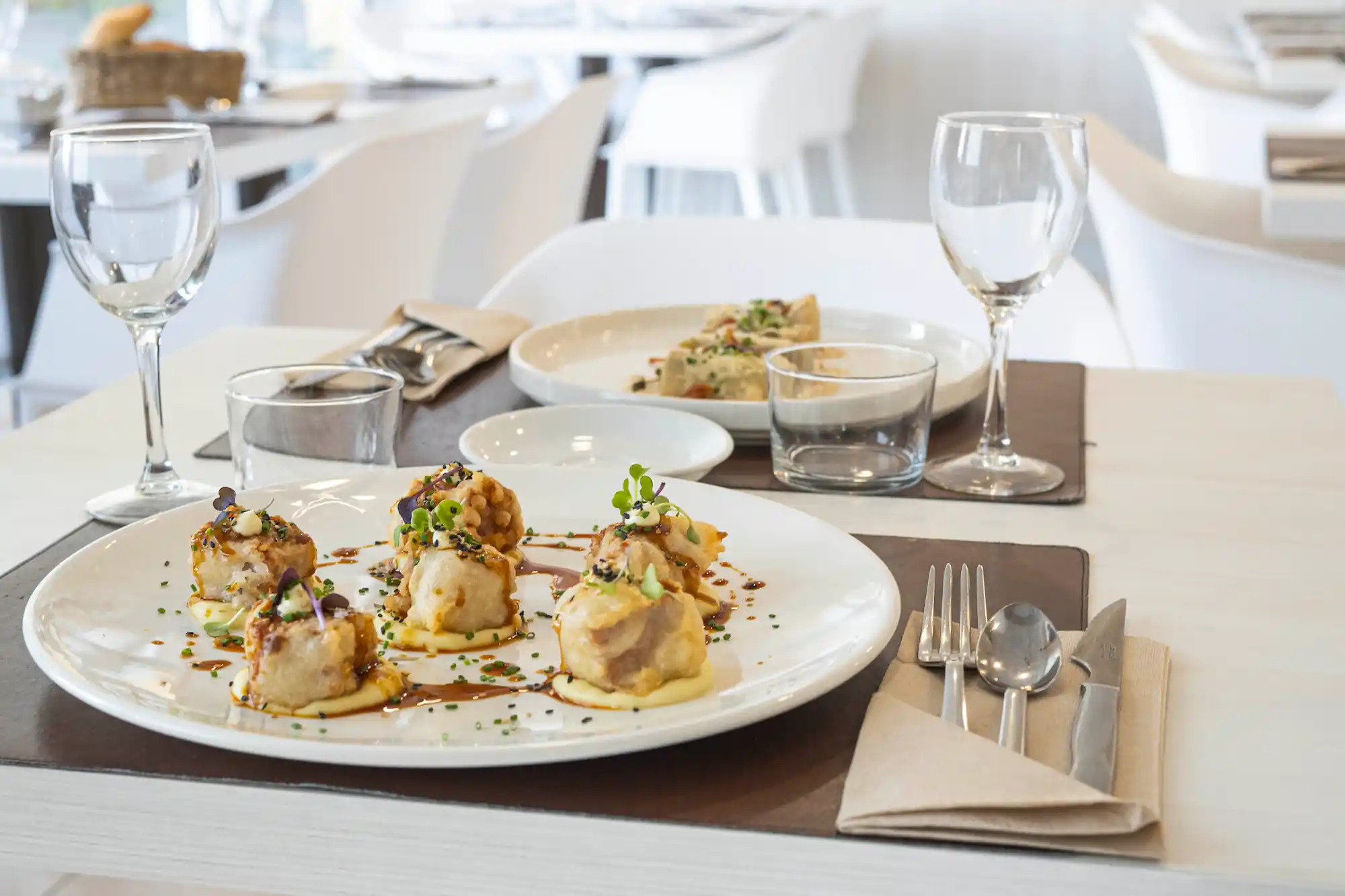 arrebossats amb tempura salsa teriyaki i maonesa de wasabi daus de tonyina arrebossats amb tempura teriyaki i maionesa wasabi al 9 suprem restaurant figueres 