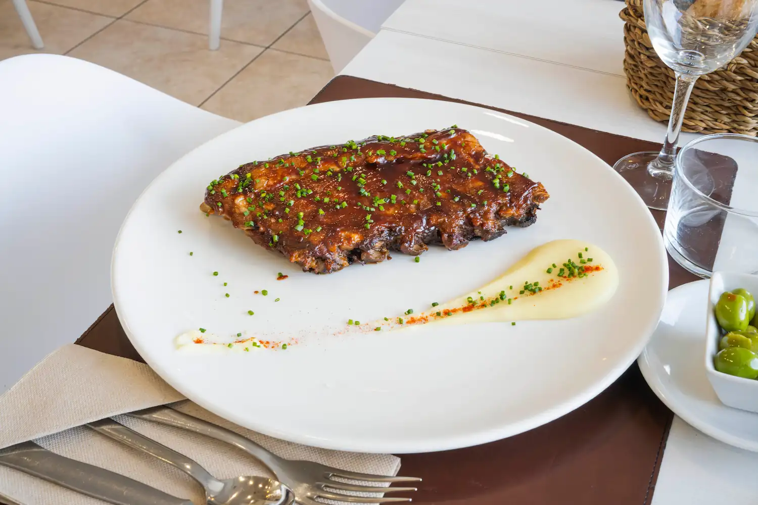 cuita a baixa temperatura i lacada amb salsa barbacoa costella de porc lacada amb salsa barbacoa al 9 suprem restaurant figueres 