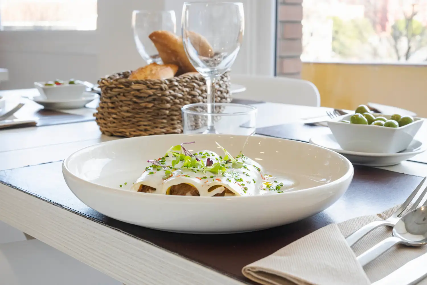 amb beixamel trufada canelons de carn rostida amb beixamel trufada al 9 suprem restaurant figueres