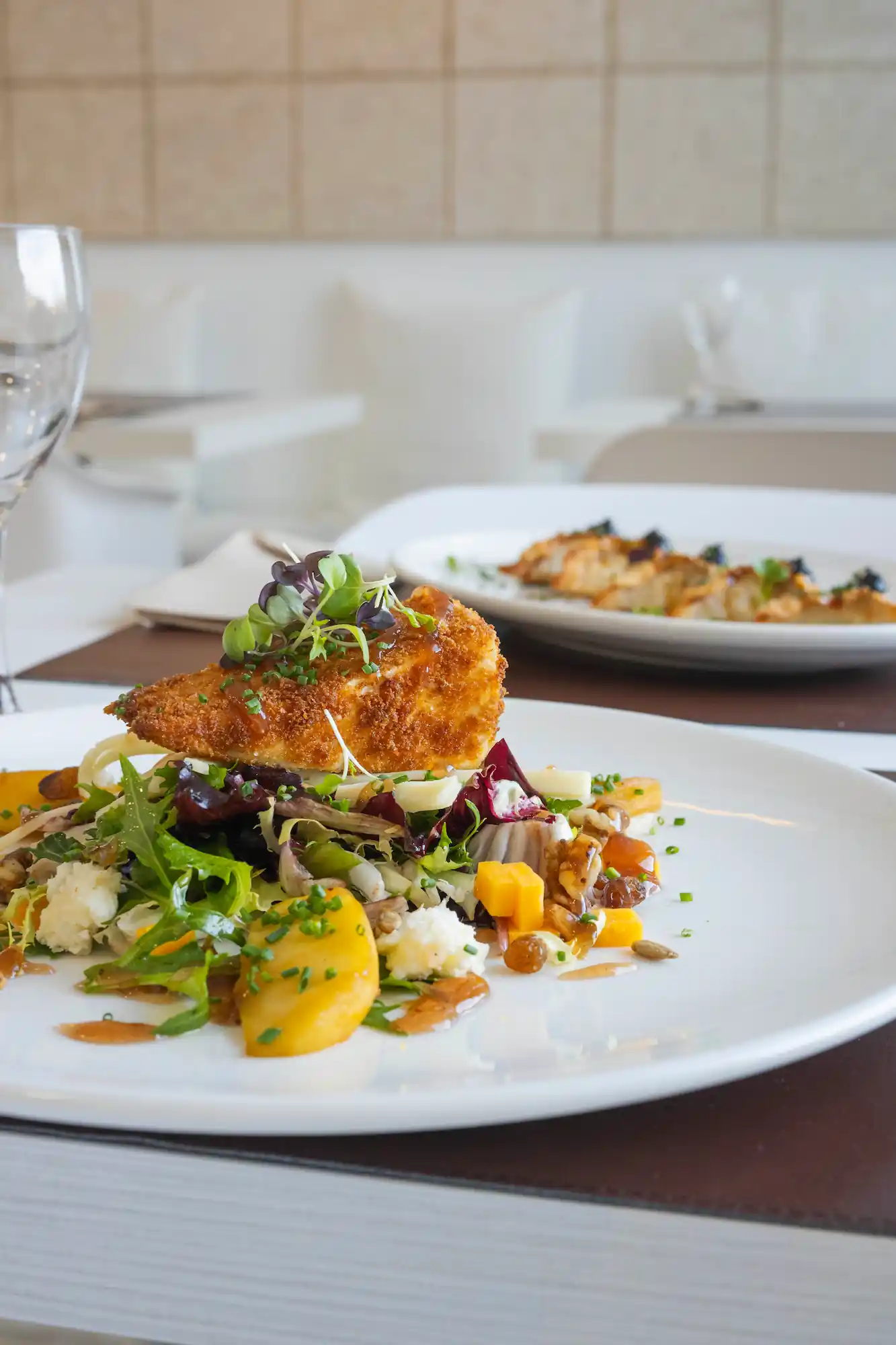 amb daus de poma rostida i fruits secs amanida de 4 formatges amb poma rostida i fruits secs al 9 suprem restaurant figueres