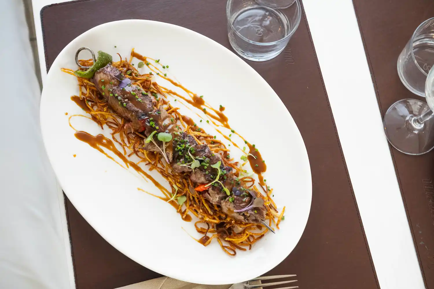 amb pebrot ceba i salsa de Pedro Ximenez broqueta de vedella amb verdures i salsa pedro ximenez al 9 suprem restaurant figueres 