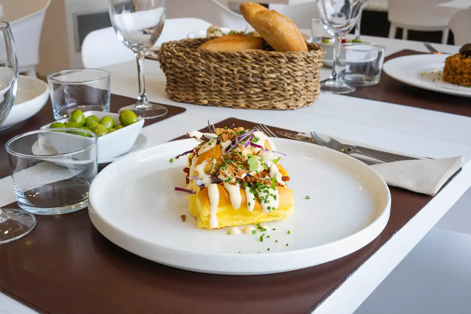 de cochinita pibill ceba morada i maonesa de mango brioche farcit de cochinita pibil amb ceba morada i maionesa de mango al 9 suprem restaurant figueres 