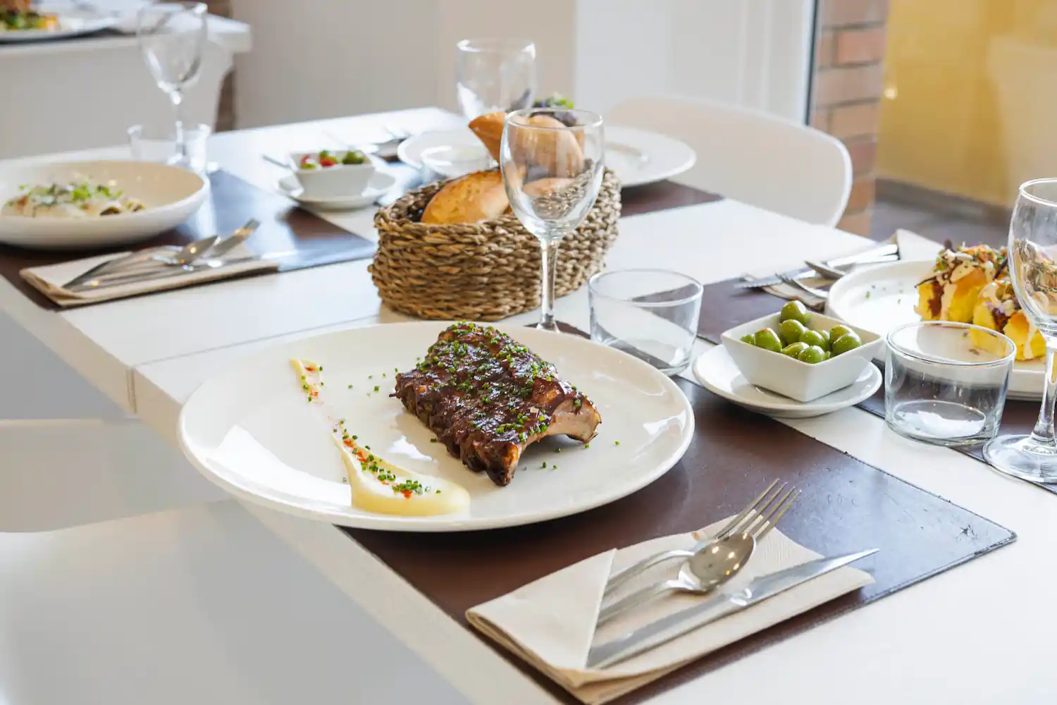 cuita a baixa temperatura i lacada amb salsa barbacoa costella de porc cuita a baixa temperatura amb salsa bbq al 9 suprem restaurant figueres 