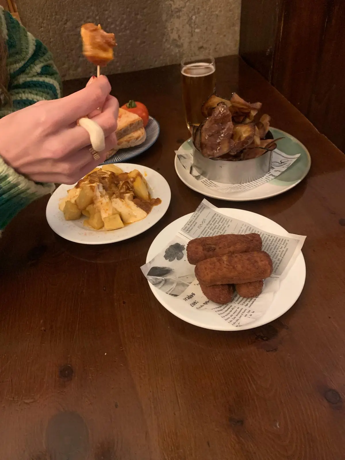 con salsa de tinta y alioli en el nou celler restaurante del born