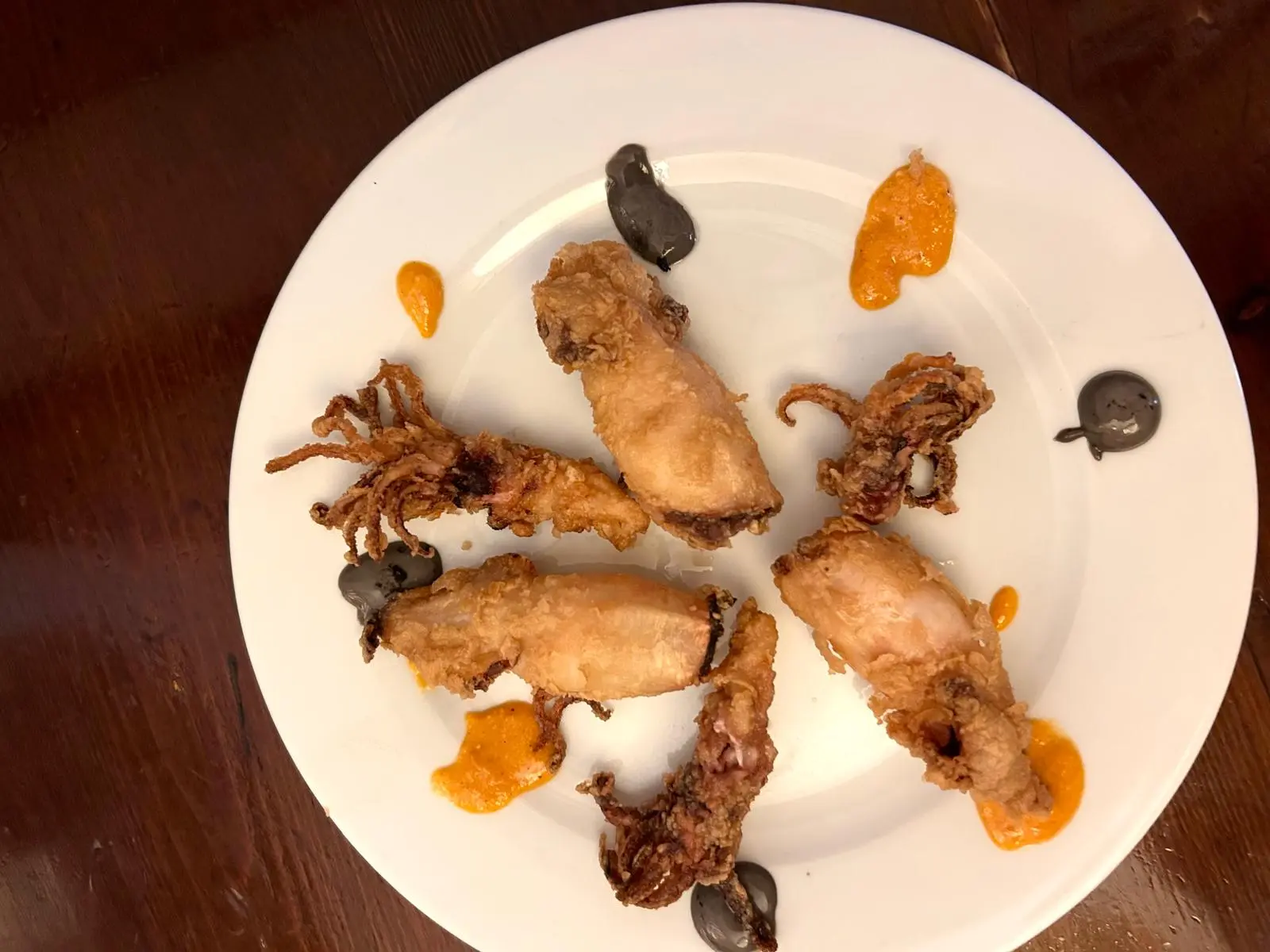 surtido de tapas con croquetas bravas y berenjena en el nou celler restaurante de cu