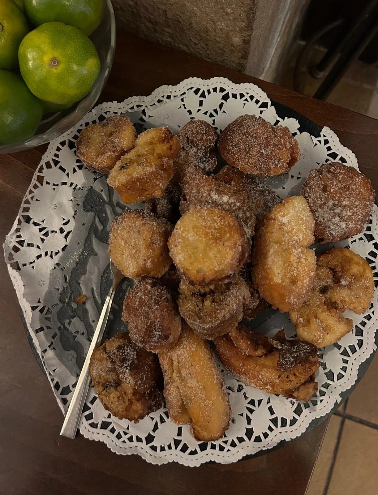 pimientos del padron con sal gruesa en tapa tradicional servida en el nou celler en el born barcelona
