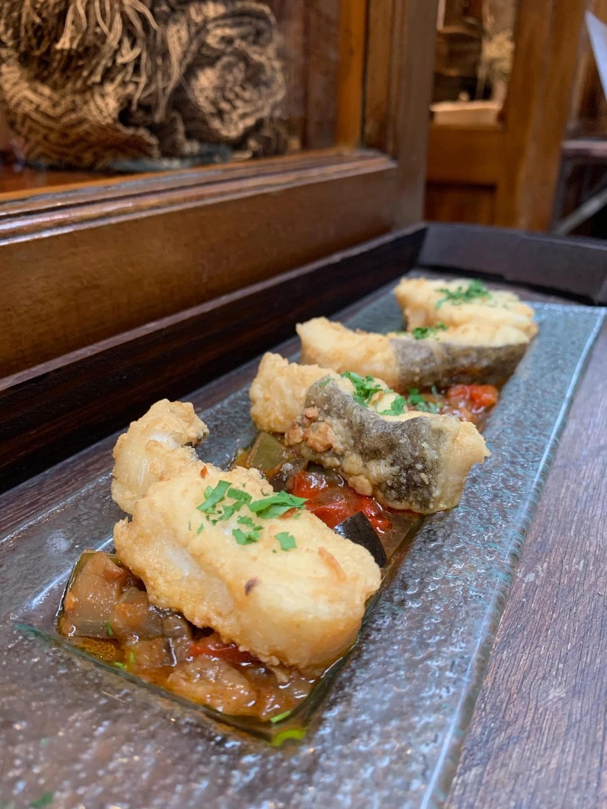 bacalao rebozado con samfaina de verduras plato de cuina catalana en el nou celler en el born barcelona