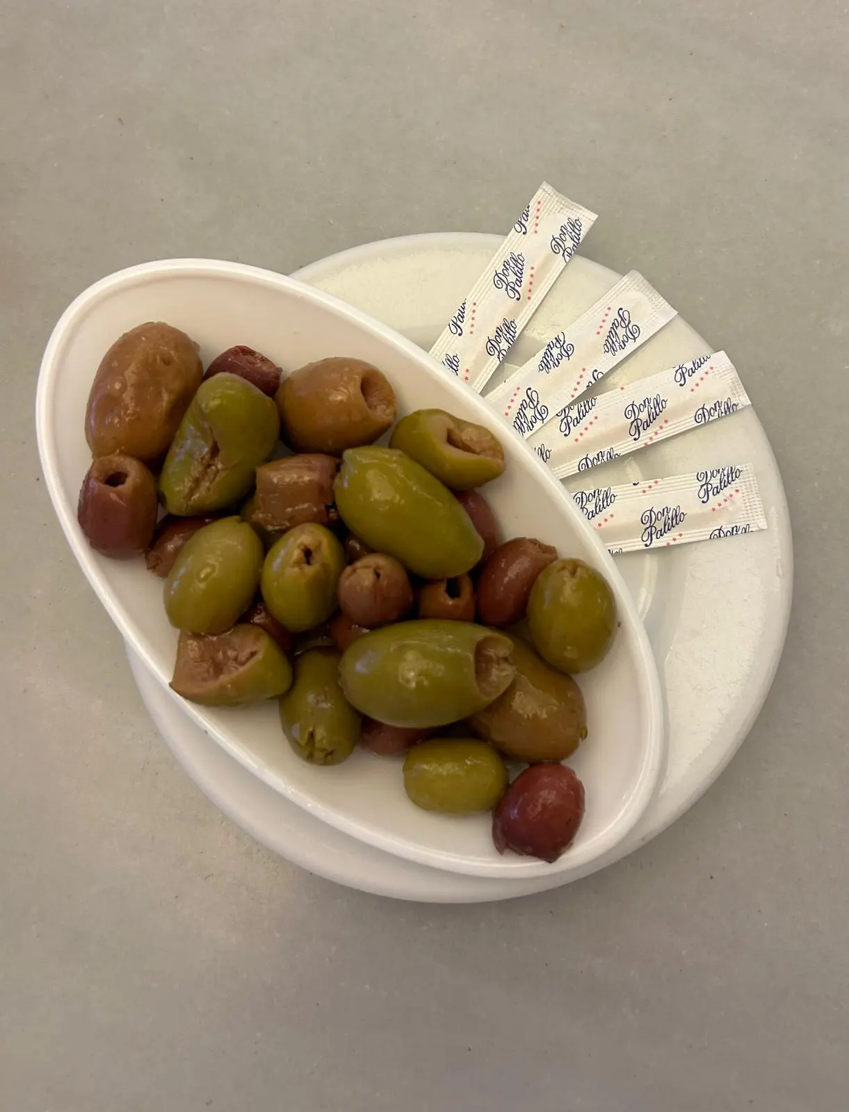 berenjena crujiente en laminas fritas tapa popular en el nou celler restaurant