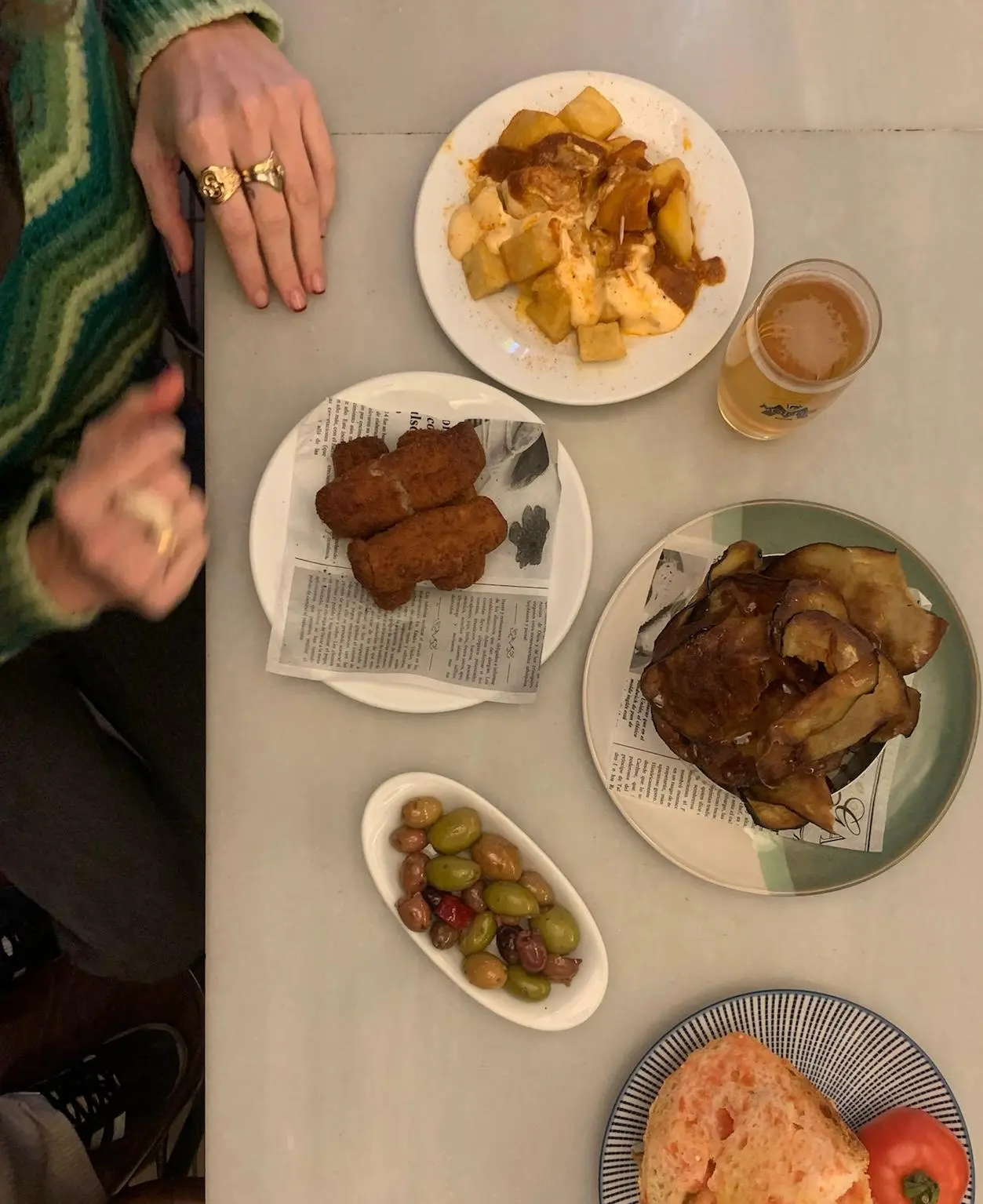 espaguetis con gambas y guisantes plato del menu del dia en el nou celler restau