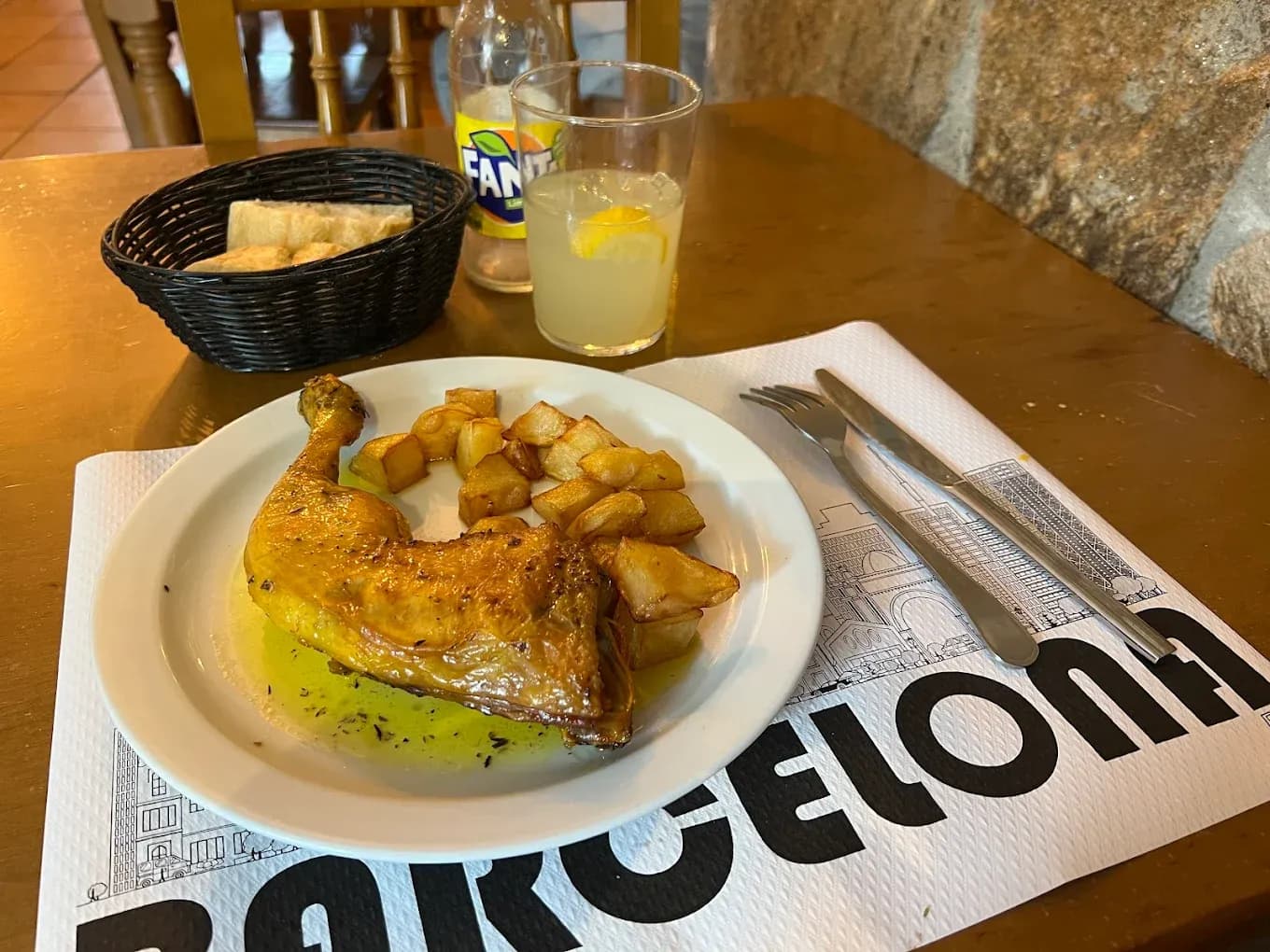 Pollo comida buena y sabrosa en el centro de poblenou restaurnates en barcelona