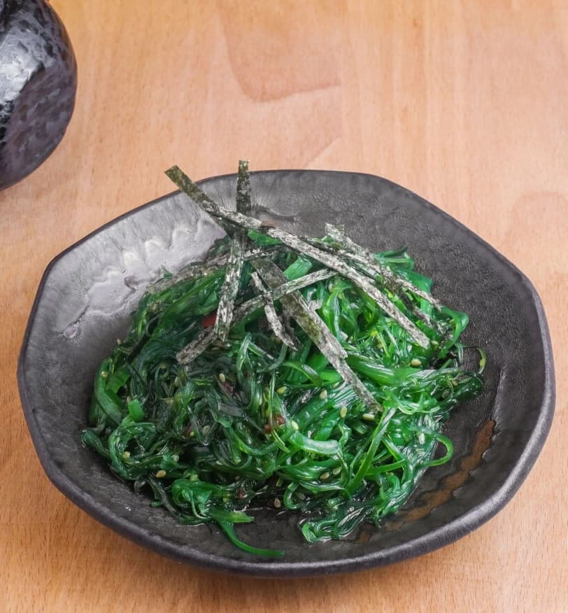 ramen poblenou wakame con sésamo y nori.