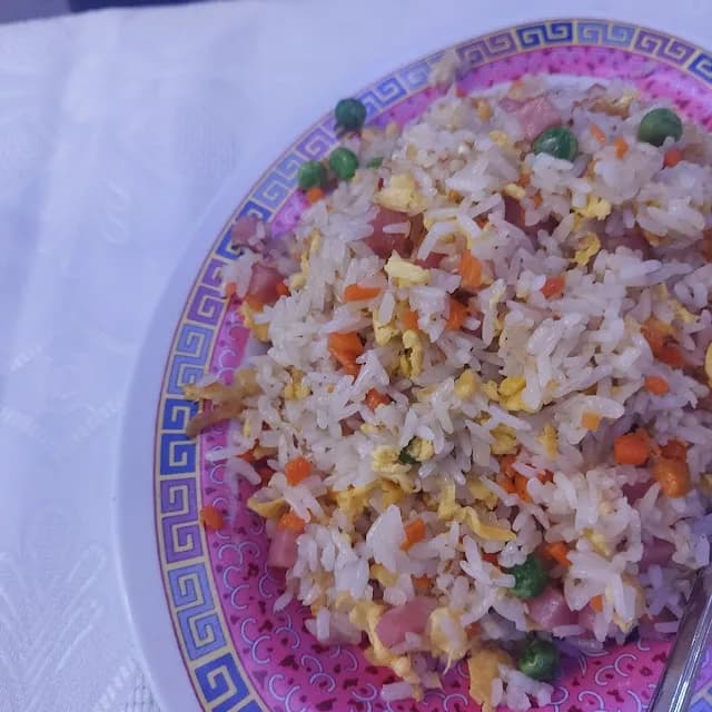 Arroz tres delicias con huevo gambas y jamon en Chang Feng Barcelona Poblenou Diagonal