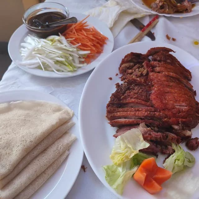 Pato Pekin cortado al cuchillo con masa y salsa en Chang Feng Barcelona Poblenou Diagonal