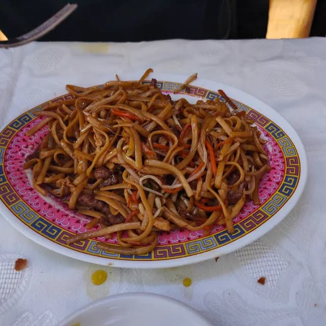 Tallarines fritos con pollo y verduras en Chang Feng Barcelona Poblenou Diagonal