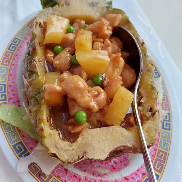 Pollo con piña y arroz blanco en Chang Feng Barcelona Poblenou Diagonal