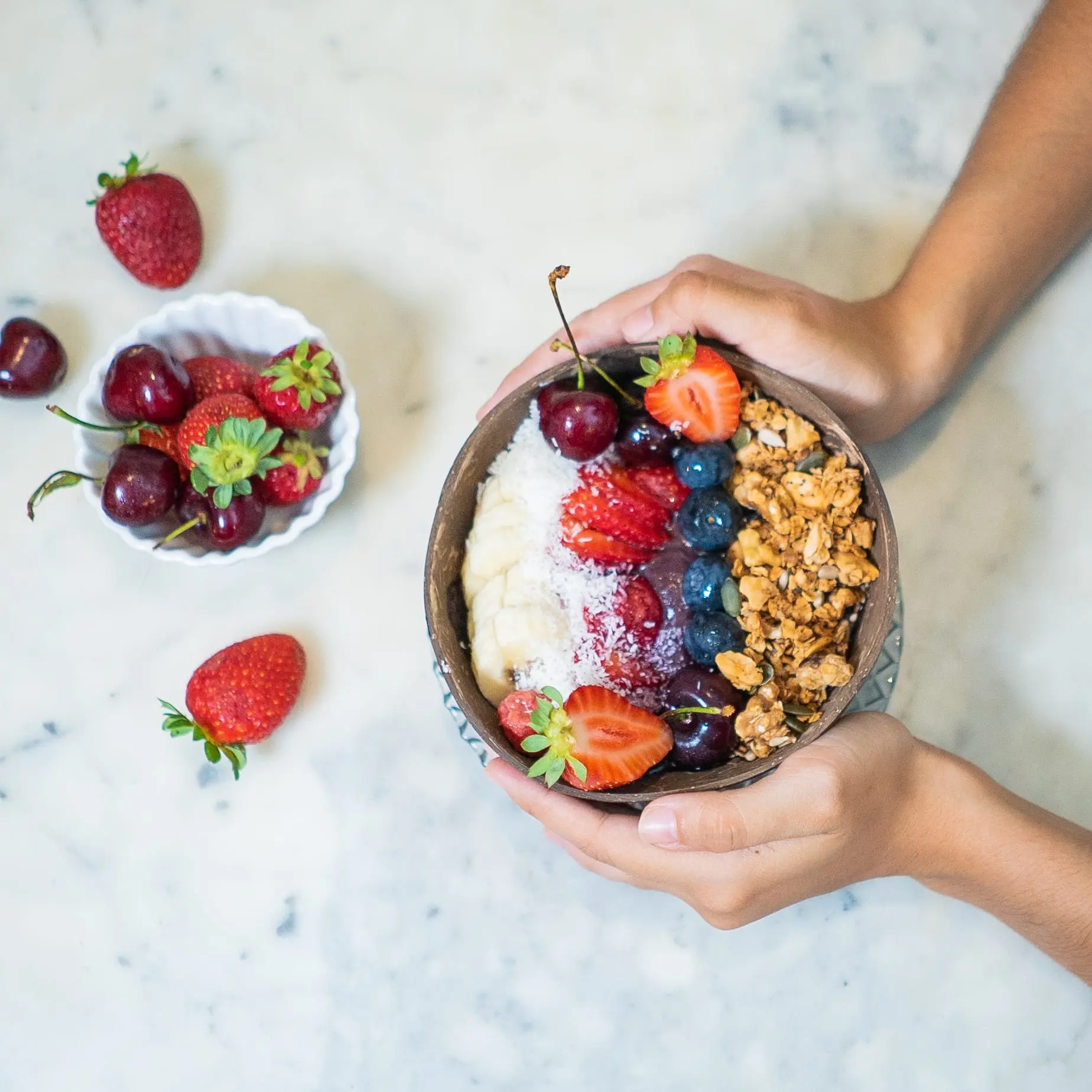bowl de acai con fresas arandanos y granola menu mediodia verde amore barcelona