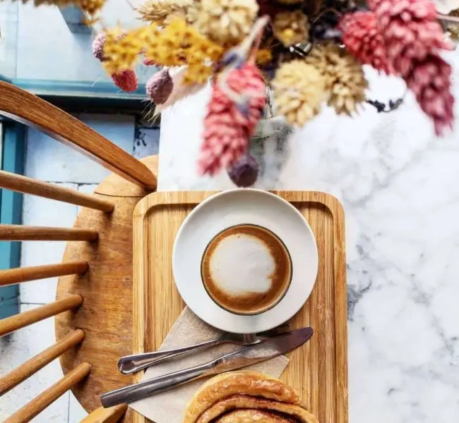 cafe solo en mesa con croissant desayuno menu saludable barcelona verde amore