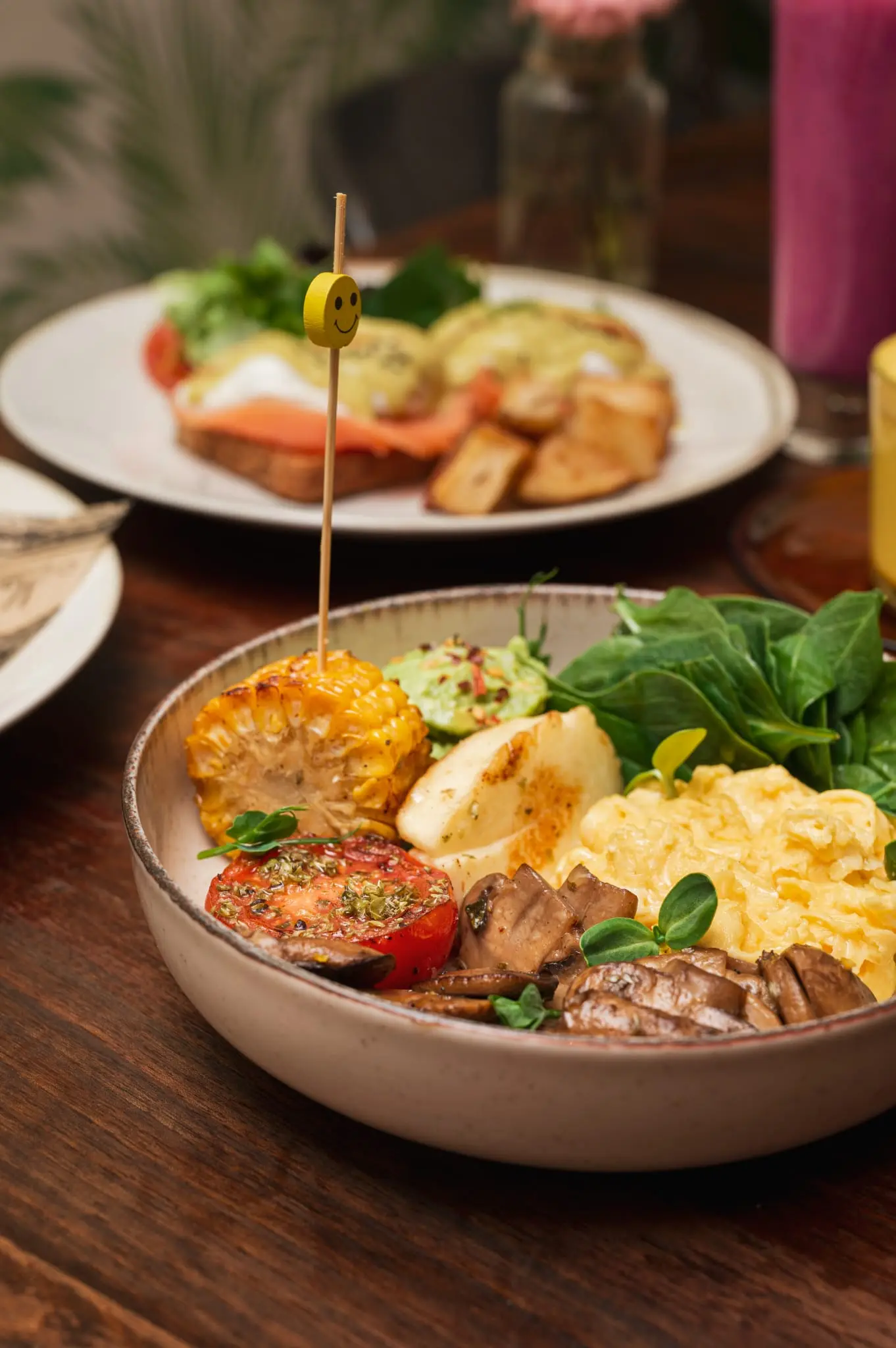 bowl brunch con huevo espinacas y verduras menu mediterraneo barcelona verde amore