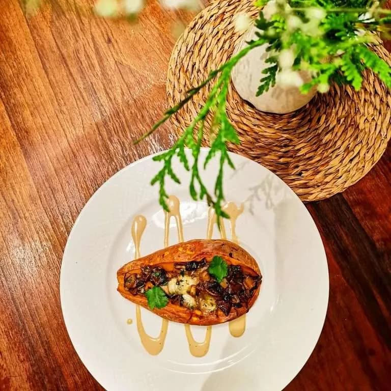 boniato asado relleno de verduras menu mediodia saludable verde amore barcelona