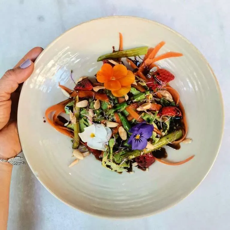 ensalada colorida con flores comestibles restaurante menu saludable barcelona verde amore