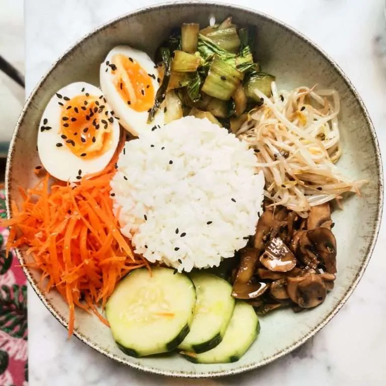 bowl con arroz huevos y verduras menu mediodia asiatico saludable