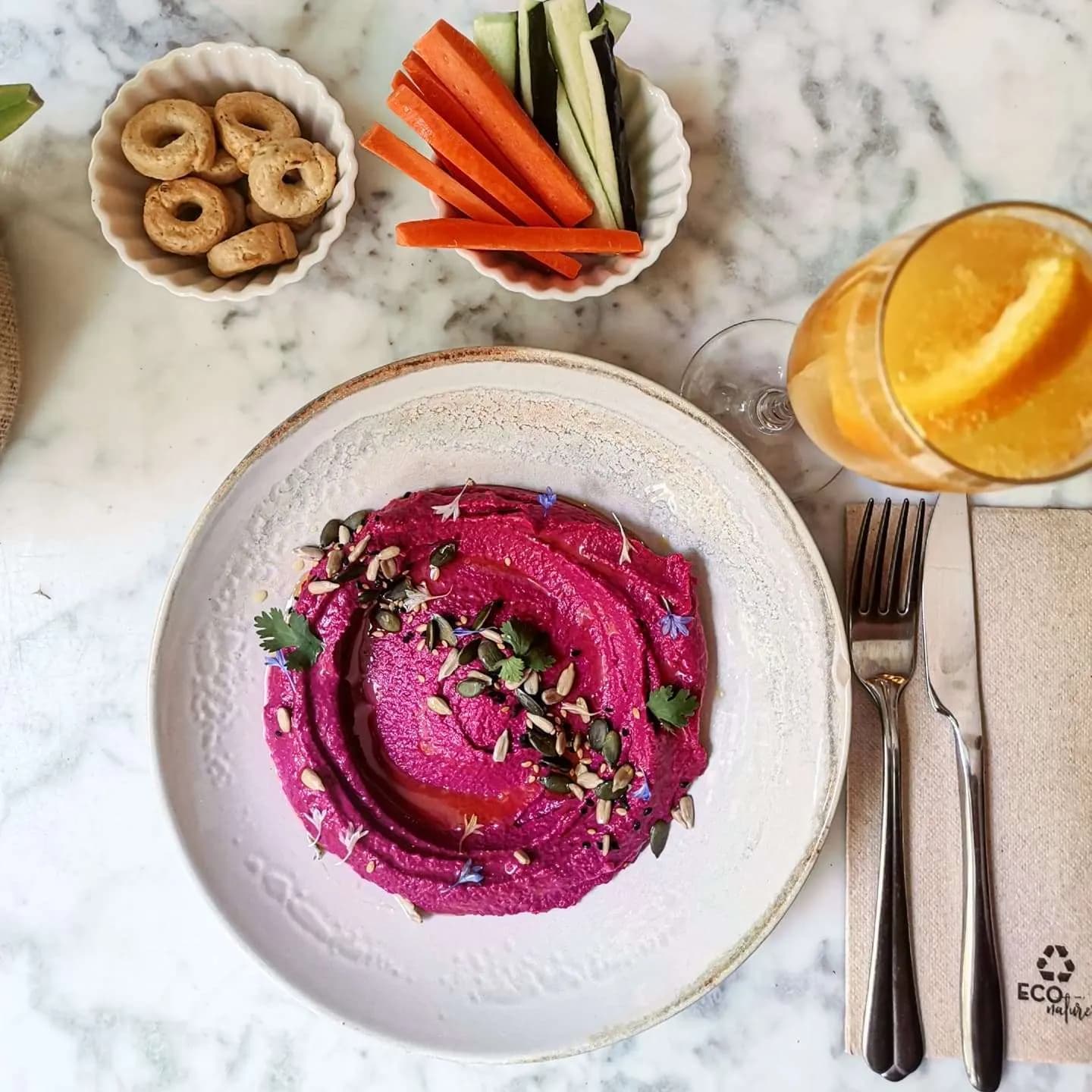 hummus de remolacha con snacks saludables menu mediodia barcelona verde amore