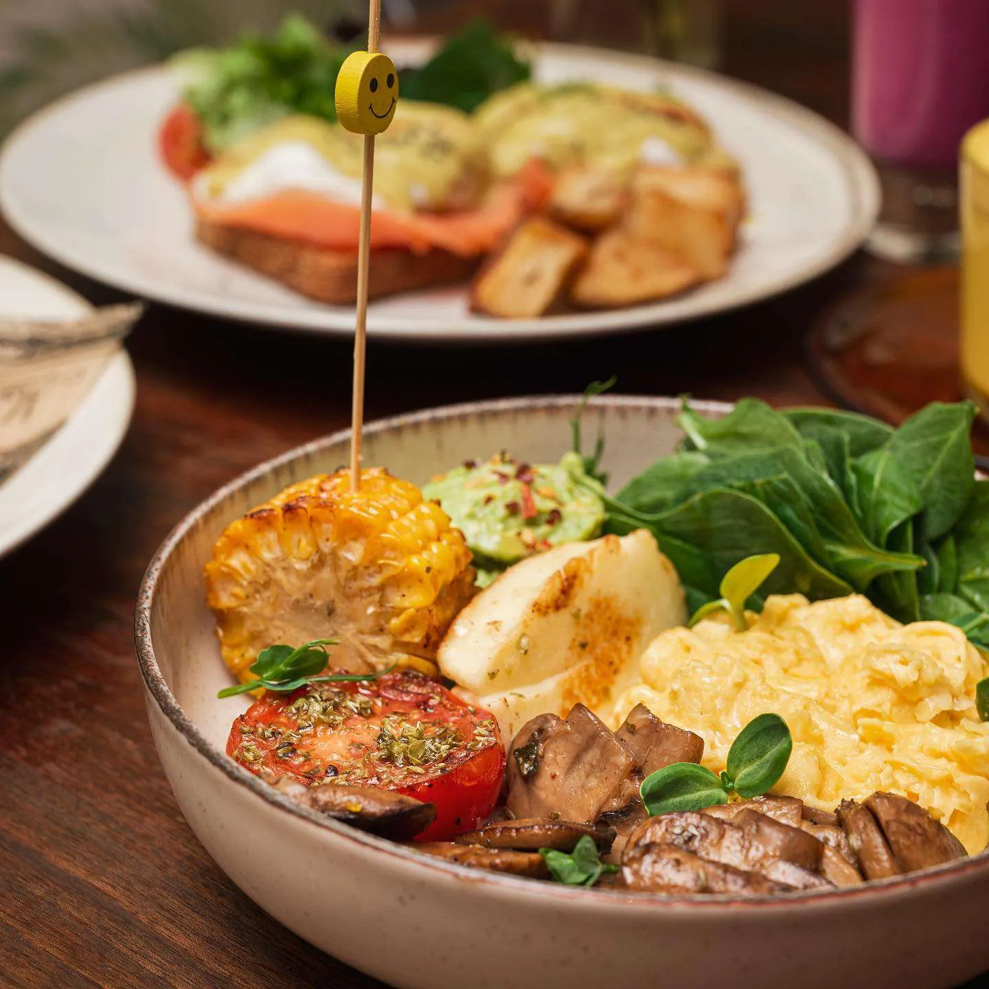 desayuno completo con huevo y verduras restaurante saludable menu mediterraneo