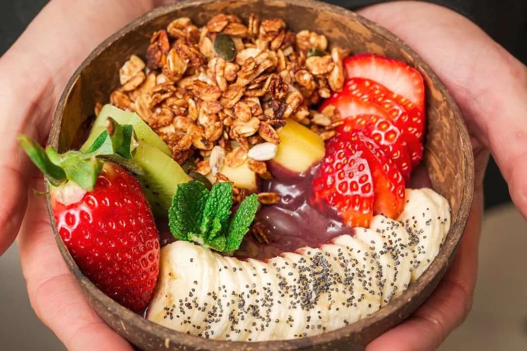 bowl con frutas y granola menu mediodia saludable barcelona verde amore