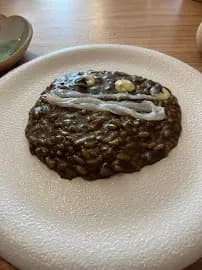 interior de restaurante moderno con sillas verdes y decoración de madera y piedra