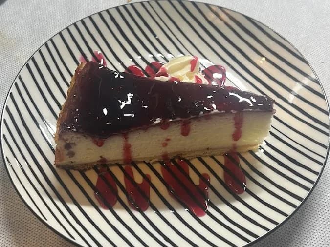 mam-postre queso con cobertura de fruta del menu en la brasa maenresa.webp - cheesecake artesanal con cobertura de frutos rojos menu mediodia en la brasa maenresa