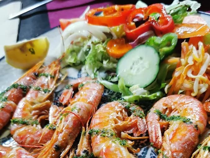 la brasa gambas a la plancha tapa de marisco menu mediodia maenresa.webp - gambas a la plancha tapa de marisco fresco en la brasa en maenresa