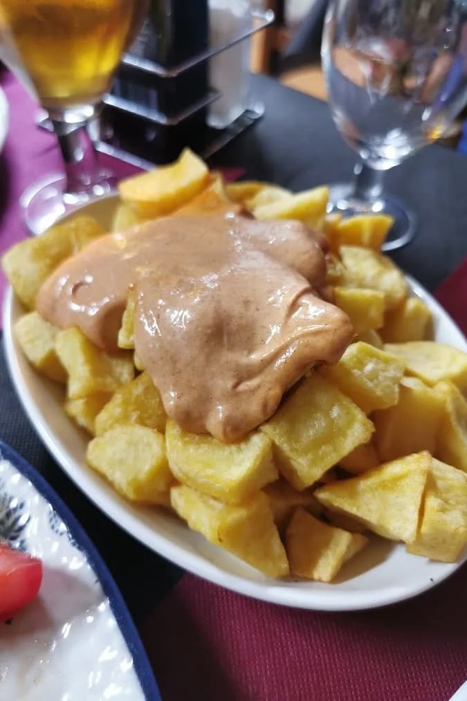 la brasa patatas con salsa especial menu del dia maenresa.webp - patatas fritas con salsa especial menu mediodia en la brasa de maenresa