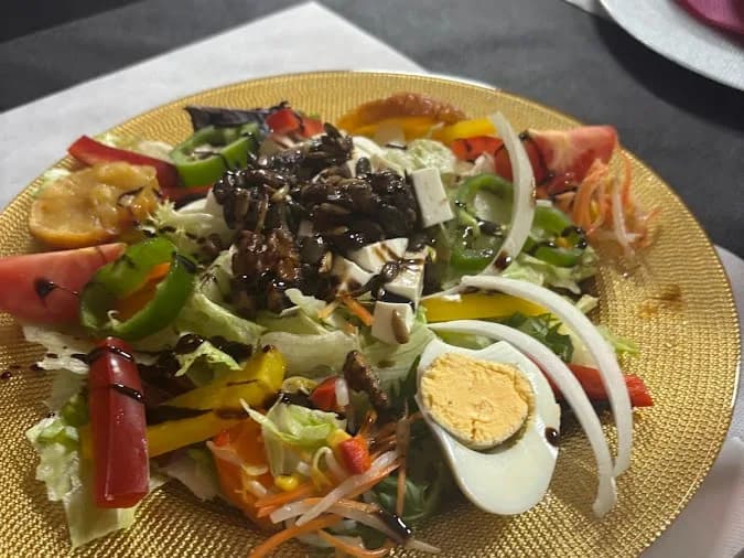 la brasa ensalada fresca mixta con vegetales del menu maenresa.webp - ensalada mixta con tomate lechuga huevo y balsamico en la brasa de maenresa