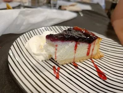 mam-postre queso con cobertura de fruta del menu en la brasa maenresa.webp - cheesecake artesanal con cobertura de frutos rojos menu mediodia en la brasa maenresa