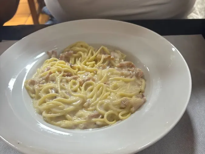 la brasa pasta carbonara con bacon y salsa tradicional menu mediodia maenresa.webp - pasta carbonara salsa cremosa con bacon menu del dia en la brasa maenresa