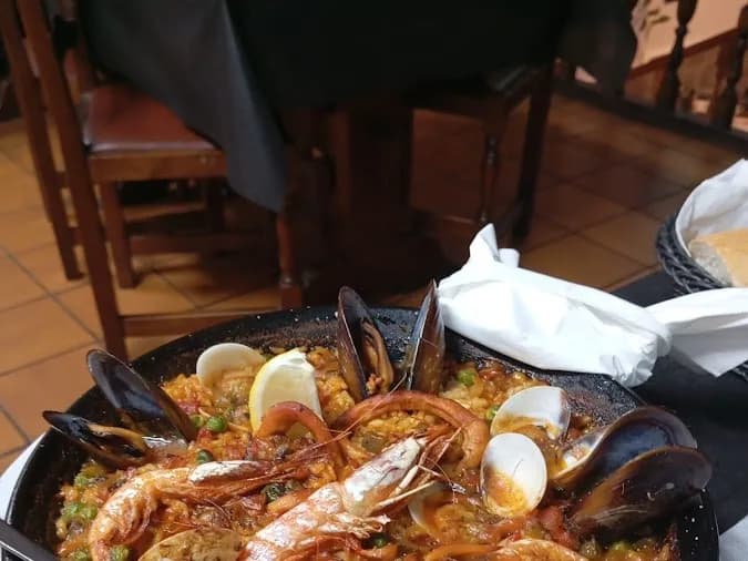 la brasa paella de marisco con gambas musclos y almejas menu maenresa.webp - paella de marisco con gambas musclos y almejas menu mediodia en la brasa maenresa