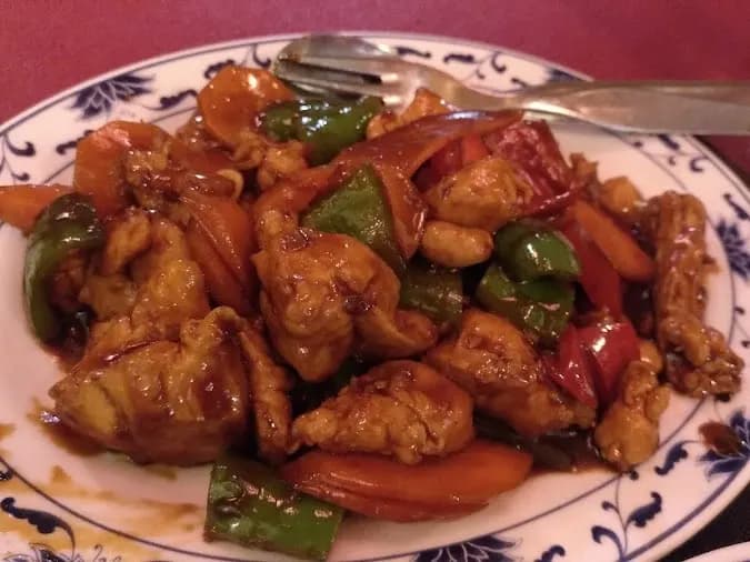 pasta frita con verduras y tofu en plato azul chino