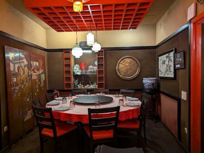 - interior de dumpling frito relleno de carne y hierbas sujeto con palillos