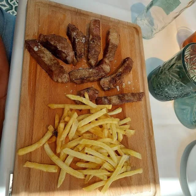 Entrecot con patatas en platja daro