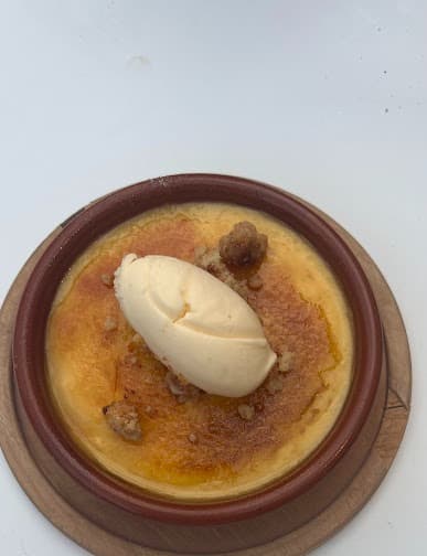 Poste casera con helado postre tipico catalan Figueres.