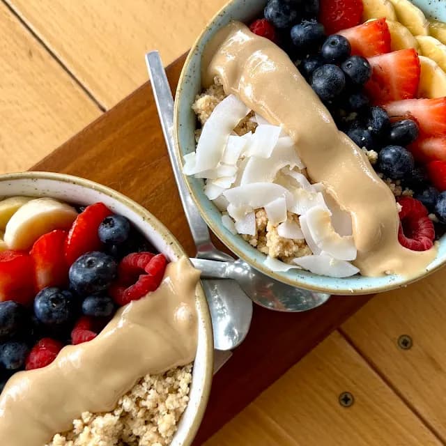 Acai bowl artesanal con frutas tropicales y granola en La Maglia Coffee Co Platja dAro