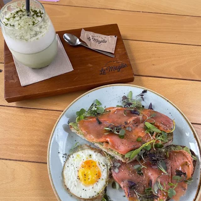 Frappe de té matcha natural con leche vegetal en La Maglia Coffee Co Platja dAro