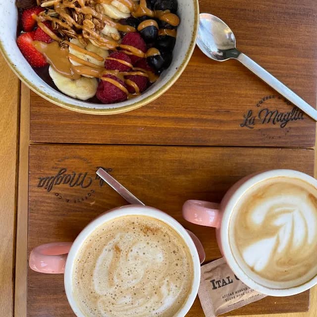 Acai top bowl decorado con toppings frescos y crujientes en La Maglia Coffee Co Platja dAro