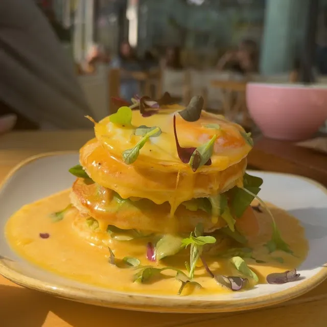 Huevos benedictinos con jamón ibérico y salsa holandesa en La Maglia Coffee Co Platja dAro