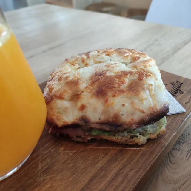 Tostada de aguacate fresco con huevo poche en La Maglia Coffee Co Platja dAro
