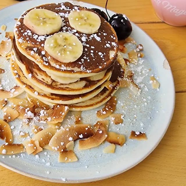 Pancakes de platano con yogurt y granola en La Maglia Coffee Co Platja dAro