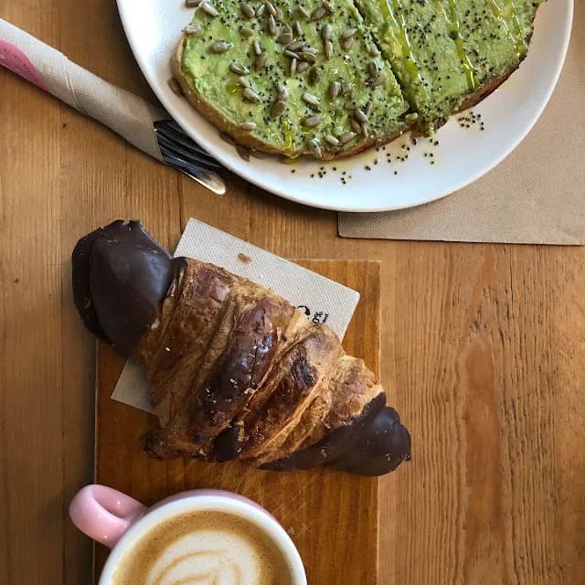 Avocado toast y croissant artesano para desayunar en La Maglia Coffee Co Platja dAro