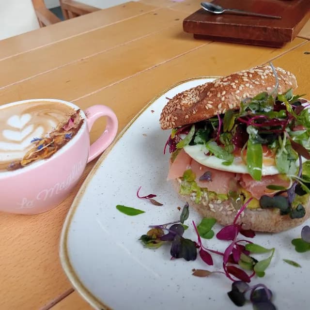Baggel con salmon ahumado y capuchino en La Maglia Coffee Co Platja dAro