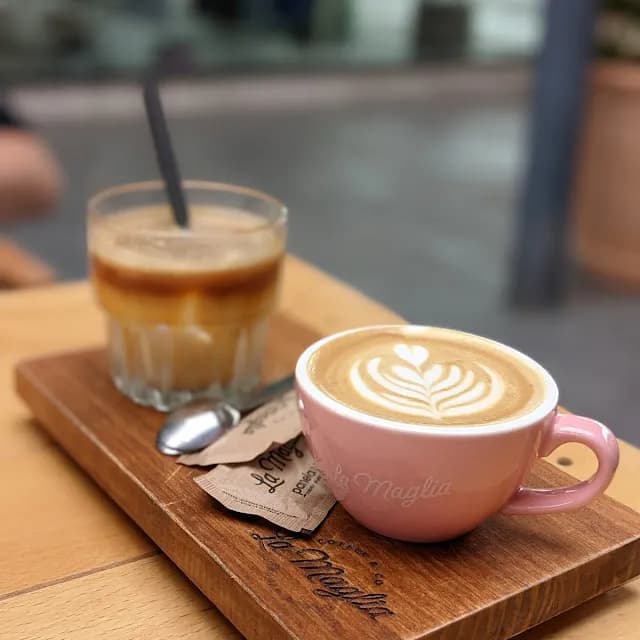 Cafe con leche y bollo dulce en La Maglia Coffee Co Platja dAro