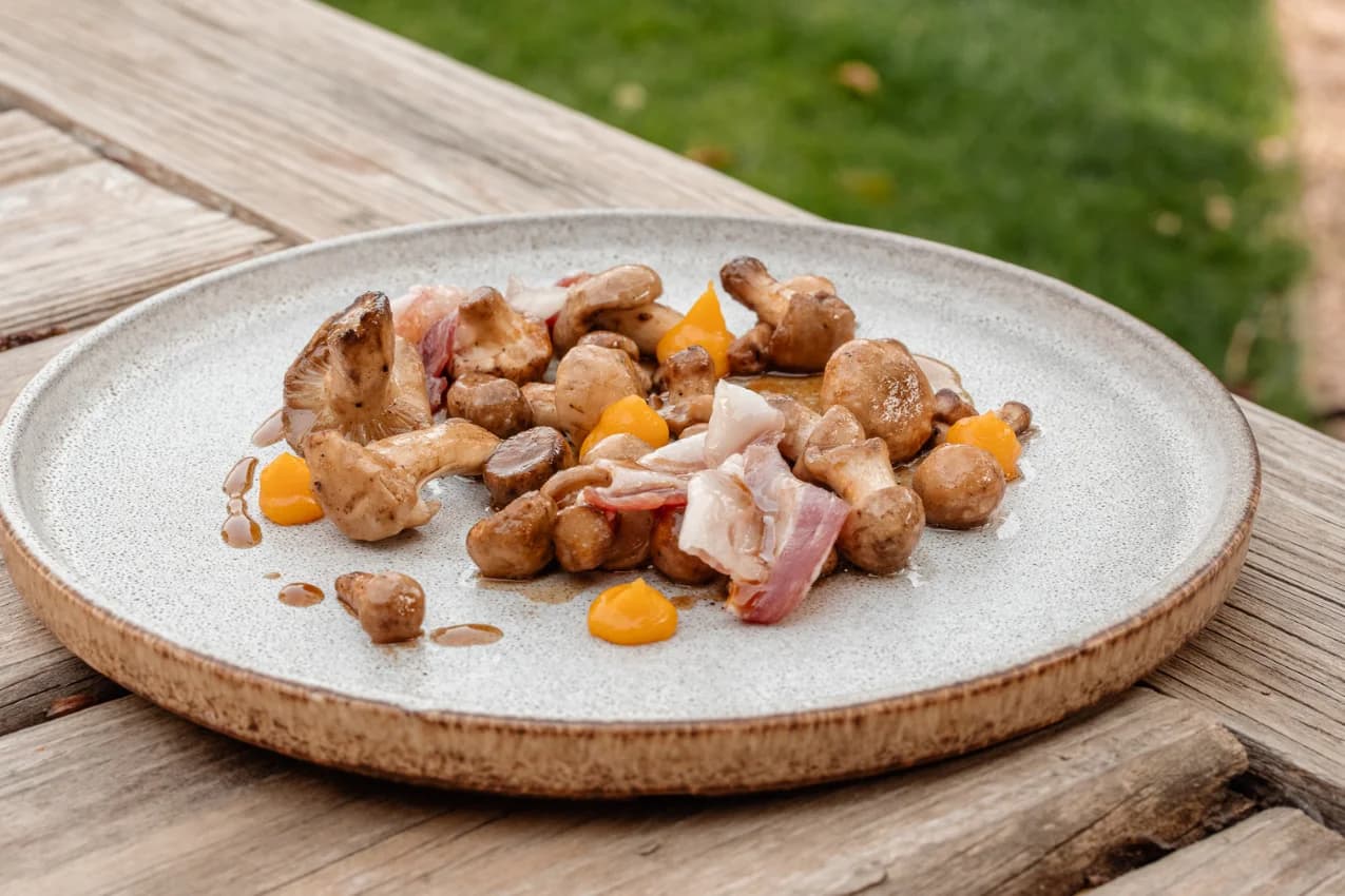 setas salteadas con tocino crujiente menu tradicional masia el moli l escala